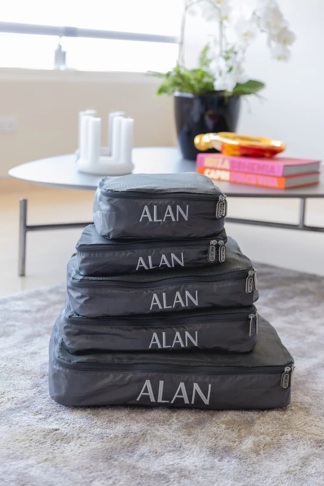 Set de Packing Cubes con un nombre bordado en blanco