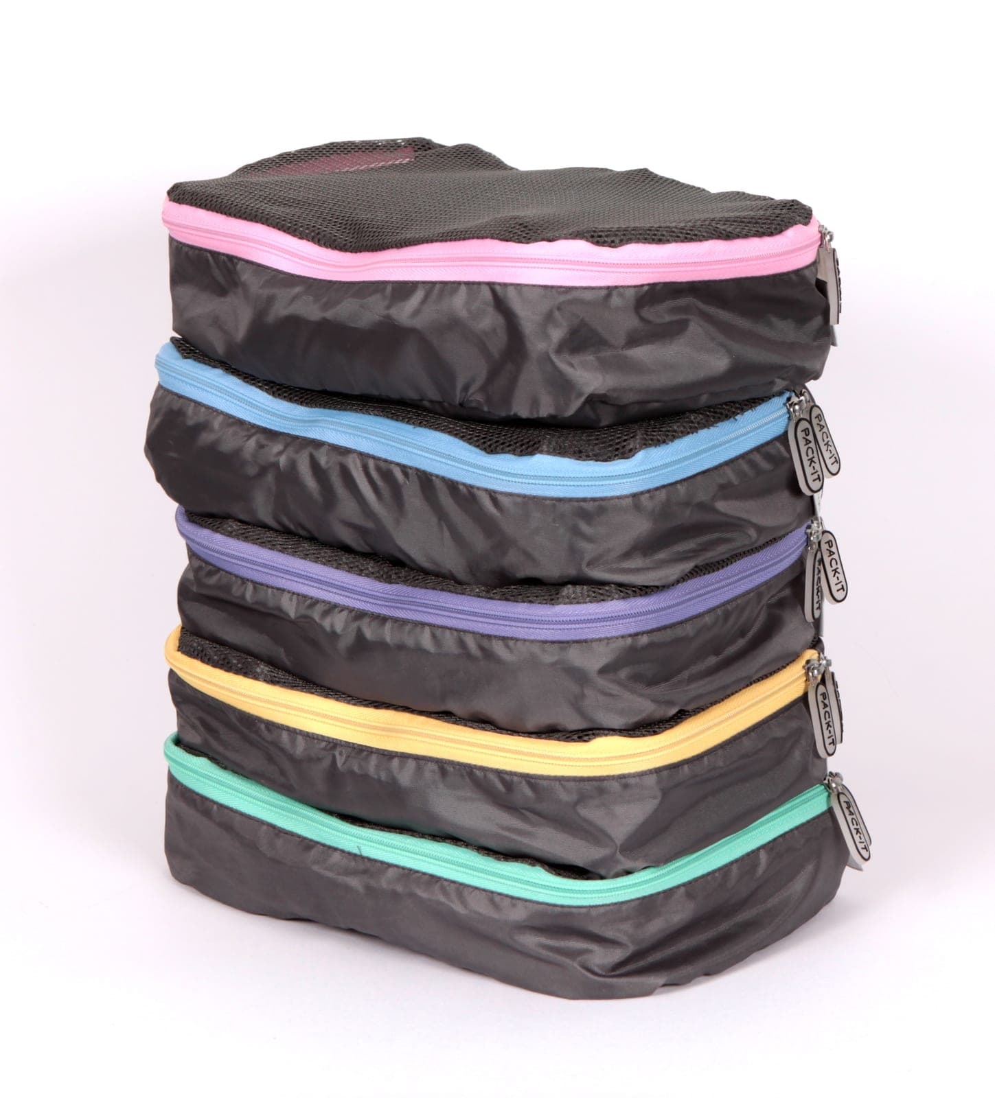 Pila de cinco packing cubes grises con malla superior y cierres de colores pastel (rosado, celeste, lila, amarillo y verde menta) sobre…